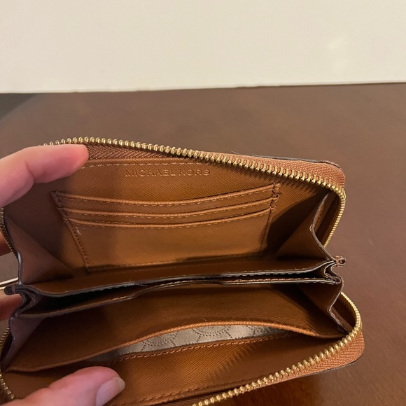 Michael kors Wristlet - Picture 2 of 3